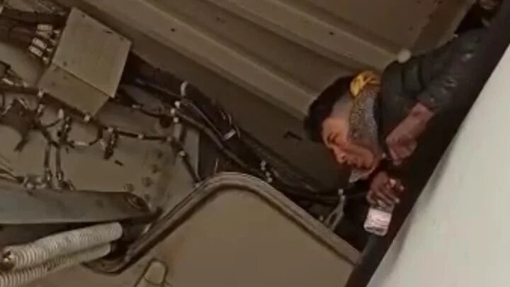 L’adolescent a passé dix heures caché dans la soute d’un avion Constantine-Paris avant le décollage et durant les deux heures de vol (capture d’écran)