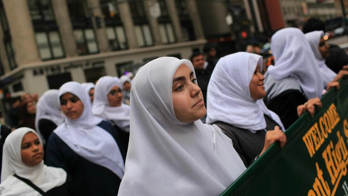 Des élèves de Crescent High School, un lycée musulman de New York, participent au défilé de la journée des Américains musulmans à New York, le 26 septembre 2010 (AFP)