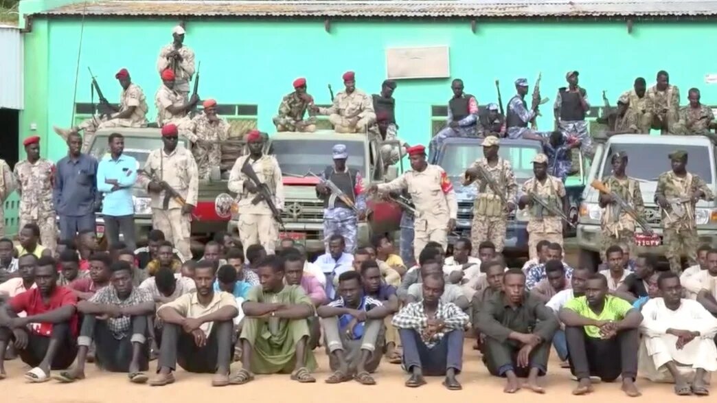 La scène a été filmée dans la ville d’El Genaïna, la capitale de l’État du Darfour-Ouest, située à la frontière avec le Tchad et la Libye (capture d’écran)