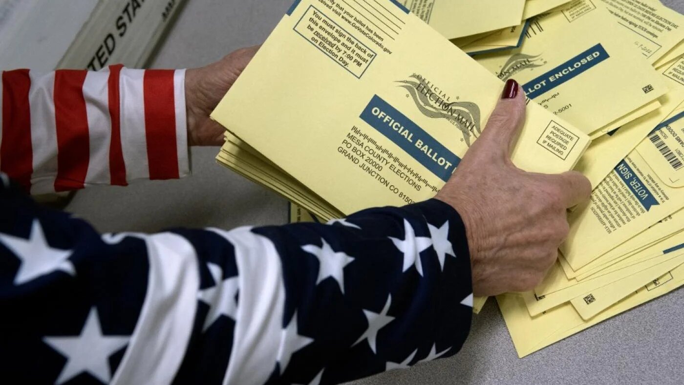 Un agent électoral trie les bulletins des élections américaines de mi-mandat aux services centraux du comté de Mesa, à Grand Junction (Colorado), le 8 novembre 2022 (AFP)