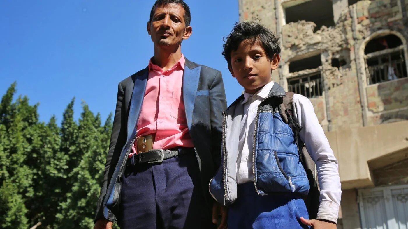 « J’ai perdu le bonheur et ma vie paisible », déplore Saleh al-Hajj, photographié avec son fils Rayan (MEE/Khalid al-Banna)
