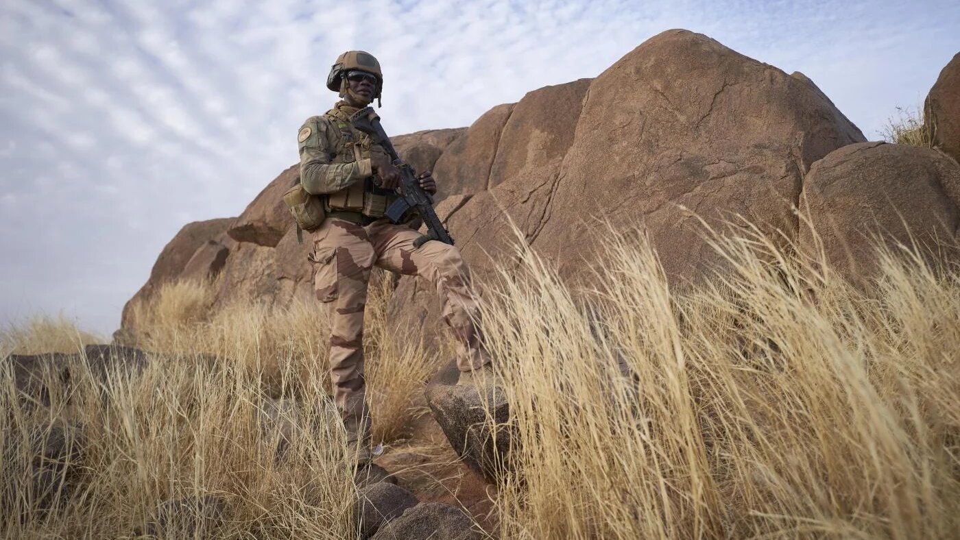 Un soldat pose pendant l’opération Barkhane au Burkina Faso, le 13 novembre 2019 (Michele Cattani/AFP)