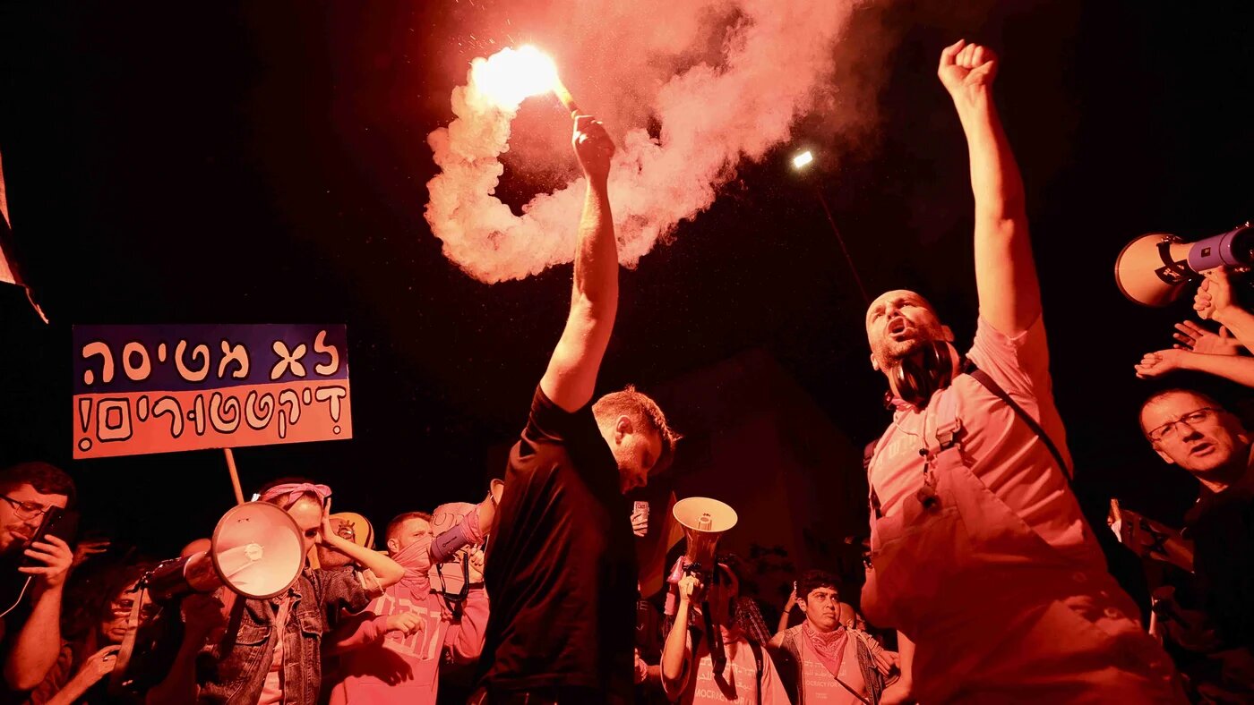 Israelis take part in a rally against the government's judicial overhaul plan in Tel Aviv on 9 March 2023 (Anadolu Agnecy)