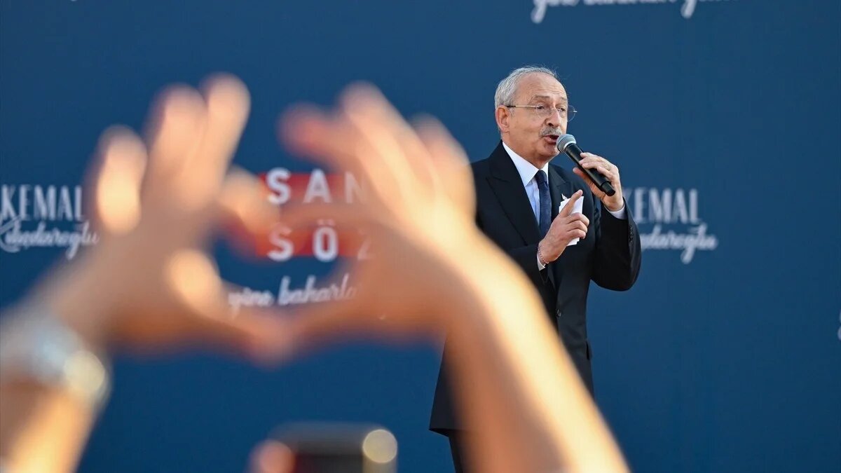 Presidential candidate Kemal Kilicdaroglu makes a speech at an electoral rally in Izmir, Turkey on 30 April (Anadolu Agency)