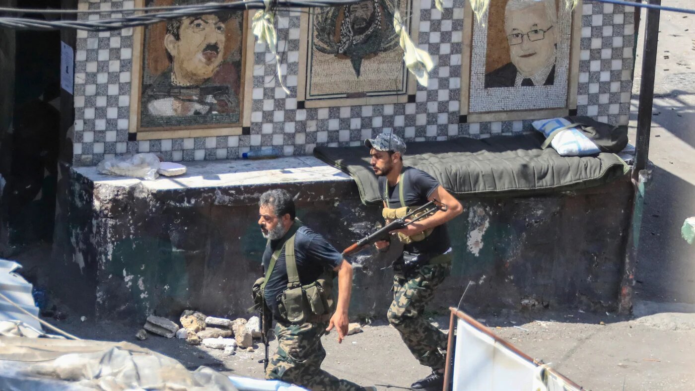 Des membres du Fatah palestinien prennent position lors du troisième jour d’affrontements à l’intérieur du camp de réfugiés d’Ain al-Hilweh, dans la ville de Sidon au sud du Liban, le 31 juillet 2023 (AP)