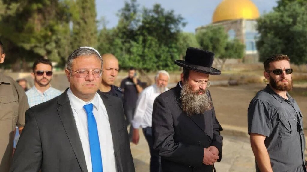 Itamar Ben-Gvir (L) walking through the courtyard of Jerusalem's Al-Aqsa Mosque on 21 May 2023 (AFP)