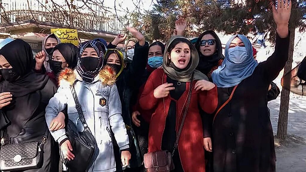 Afghan women chant slogans to protest against the ban on university education for women, in the capital Kabul, 22 December 2022 (AFP)