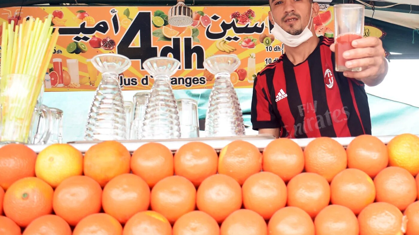 Amine, vendeur de jus de la place Jemaa el-Fna, à Marrakech (MEE/Tiphaine Ruppert-Abbadi)