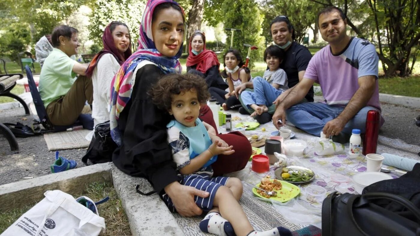 Une famille iranienne pique-nique dans un parc de Téhéran, le 10 septembre 2021 (AFP)