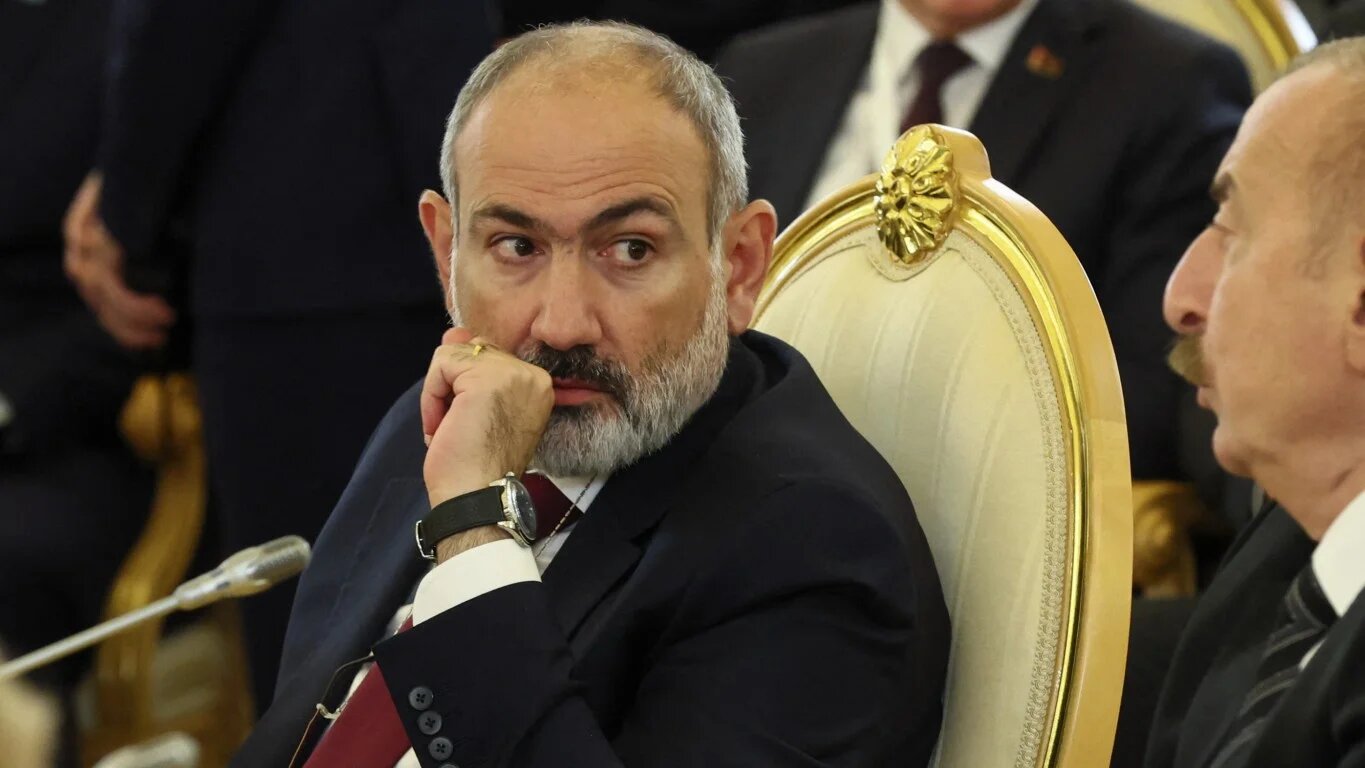 Armenian Prime Minister Nikol Pashinyan (L) listens to Azerbaijani President Ilham Aliyev at the extended meeting during the summit of the heads of state of the Commonwealth of Independent States (CIS) at the Kremlin in Moscow on 8 October 2024 (SERGEI ILNITSKY/POOL/AFP)