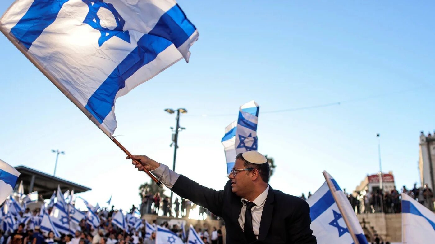 Le législateur israélien Itamar Ben-Gvir près de la porte de Damas, à la sortie de la vieille ville de Jérusalem, en 2021 (Reuters)