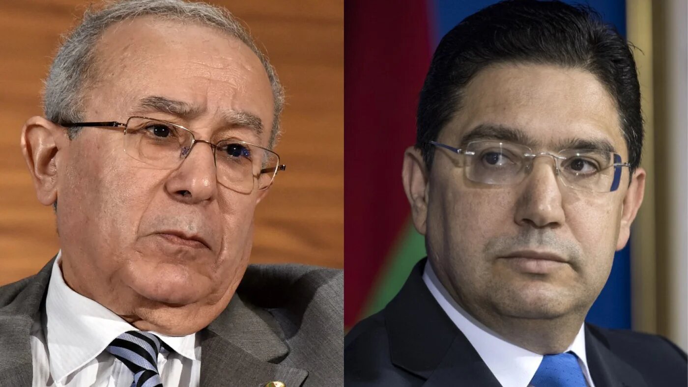 Ramtane Lamamra (à gauche), ministre algérien des Affaires étrangères, et son homologue marocain Nasser Bourita (AFP)