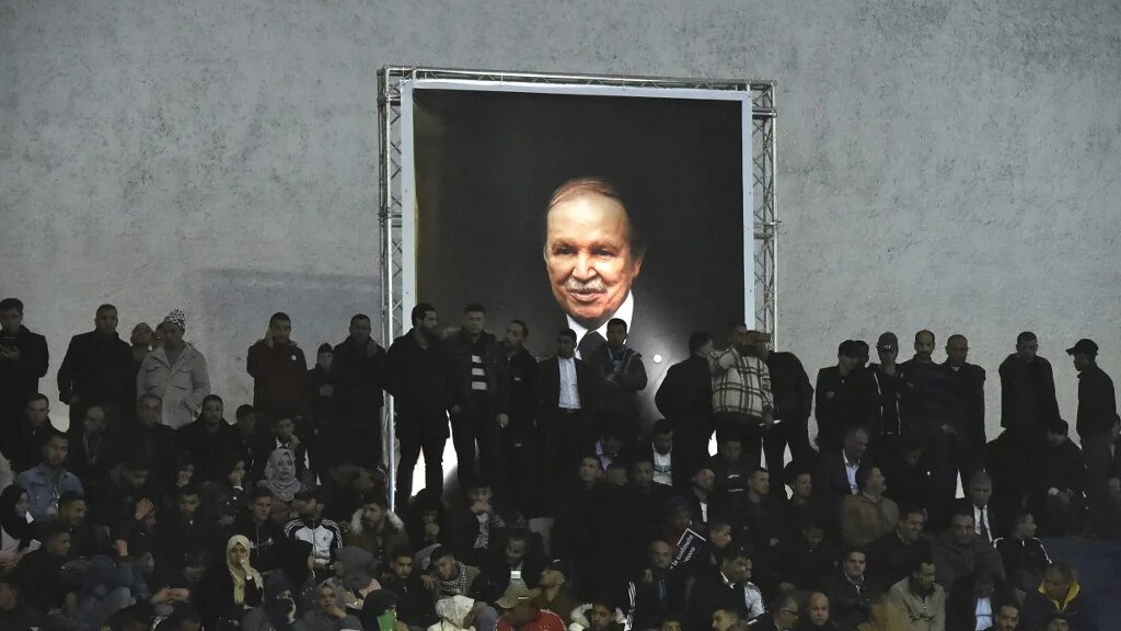 En son absence lors des meetings, les partisans du président déchu Abdelaziz Bouteflika avaient pour habitude d’installer une photo géante de lui (AFP)