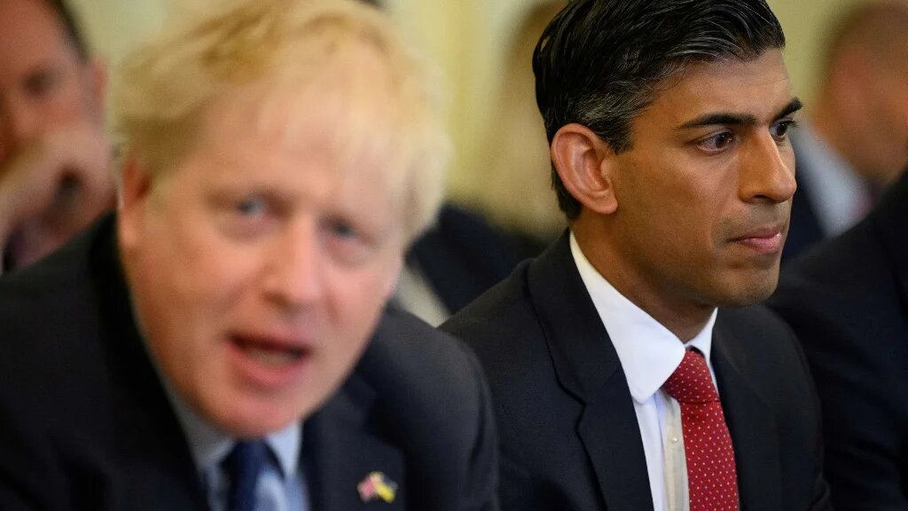 Britain's Chancellor of the Exchequer Rishi Sunak (R) reacts as Britain's Prime Minister Boris Johnson speaks during a Cabinet meeting at 10 Downing Street, in London, on June 7, 2022