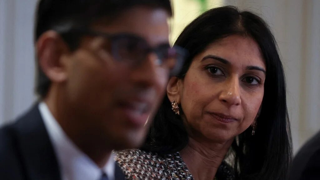 Britain's Prime Minister Rishi Sunak (L) and Home Secretary Suella Braverman announce a new police task force to help tackle grooming gangs, in Rochdale, 3 April 2023 (AFP)