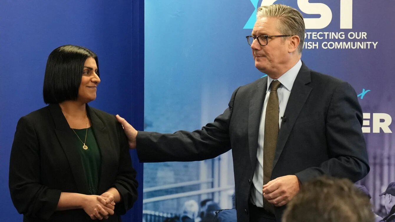 Britain’s Prime Minister Keir Starmer and Home Secretary Shabana Mahmood meet members of Jewish community in London, 16 October 2025 (Carlos Jasso/Pool/AFP)