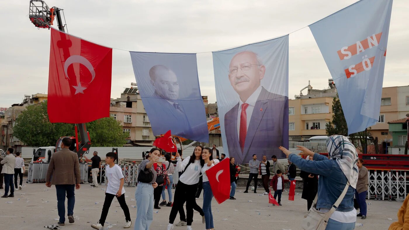 Supporters of the main opposition Republican People's Party's (CHP) gather in Gaziantep’s Cakmak District during a rally held by Istanbul Mayor Ekrem İmamoglu, ahead of the upcoming Turkish general election, on April 26, 2023 (MEE/Carola Cappellari)