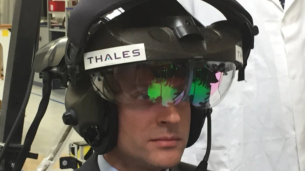 Emmanuel Macron teste un casque Topowl, en mai 2016, lors du salon de l’armement Eurosatory (© Thales)