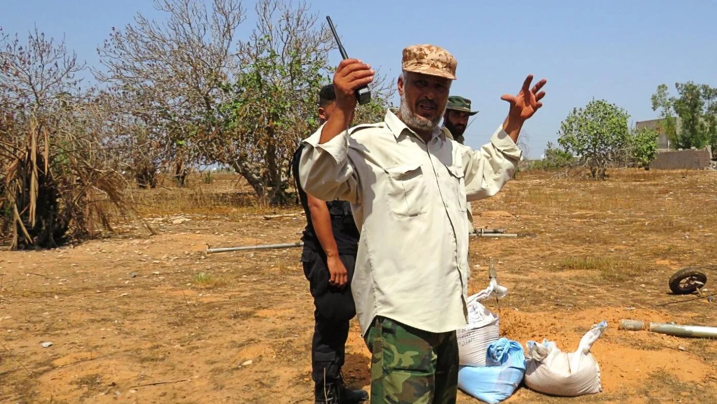 Après avoir posé des sacs de sable au-dessus d’une grenade, le colonel Naji al-Garabli décrit l’explosion à venir (MEE/Daniel Hilton)