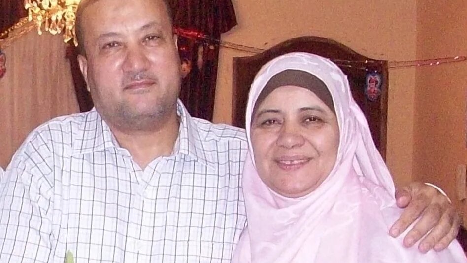 Ahmed Abdrabbu (L) and his wife 