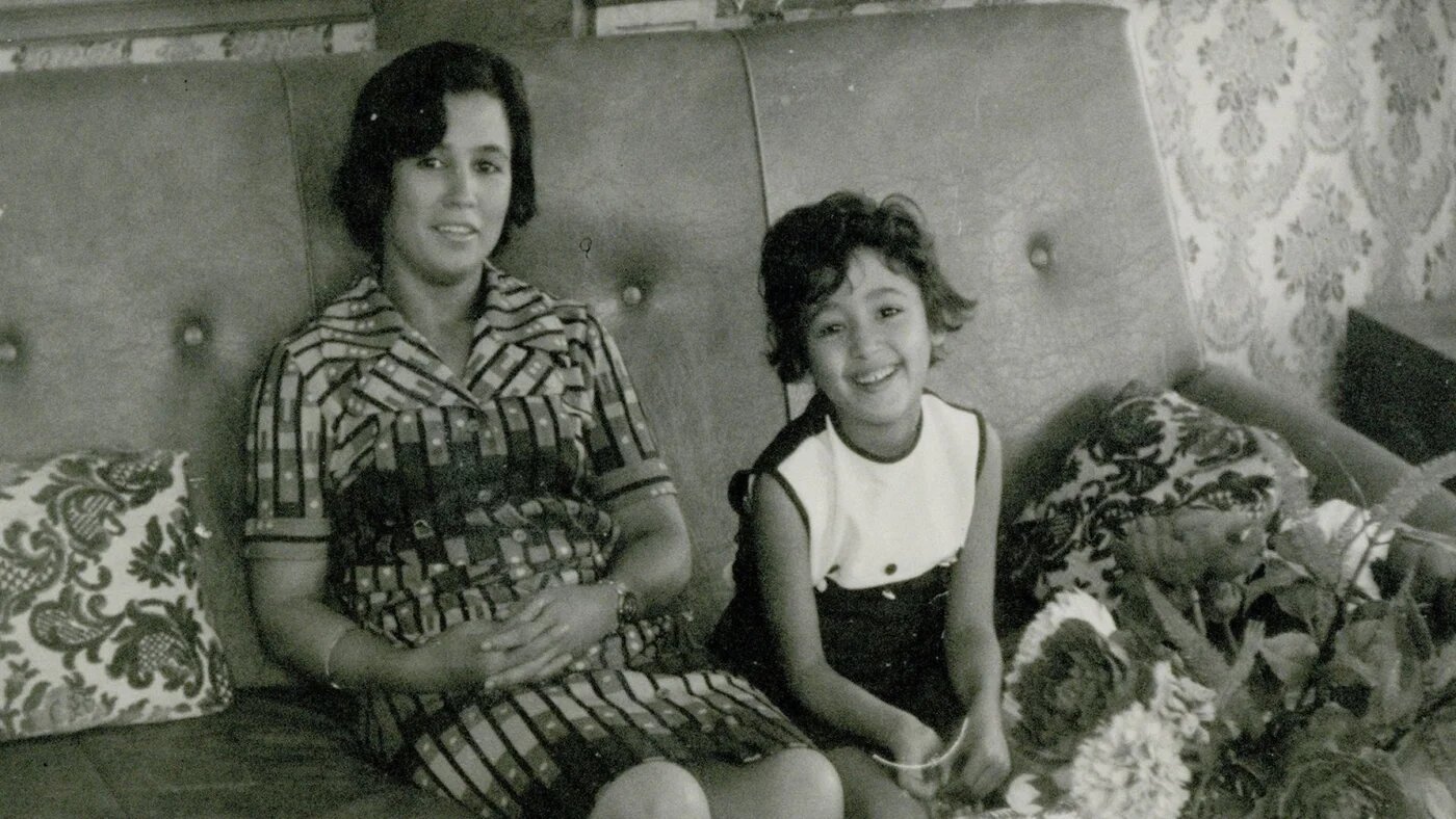 Le film est essentiellement constitué d’images fixes relevant notamment d’anciennes photographies de famille (Dérives)