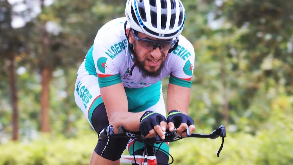 L’un des deux cyclistes ciblé par les propos racistes de l’entraîneur allemand, l’Algérien Azzedine Lagab (Twitter/@AzzedineLagab)