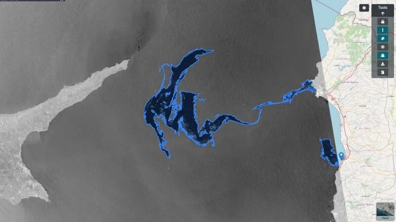 Les images satellites montrent une nappe de pétrole de plusieurs dizaines de kilomètres carrés s’étendant depuis la côte nord-ouest de la Syrie au nord et à l’ouest vers Chypre (Twitter/@wammezz)
