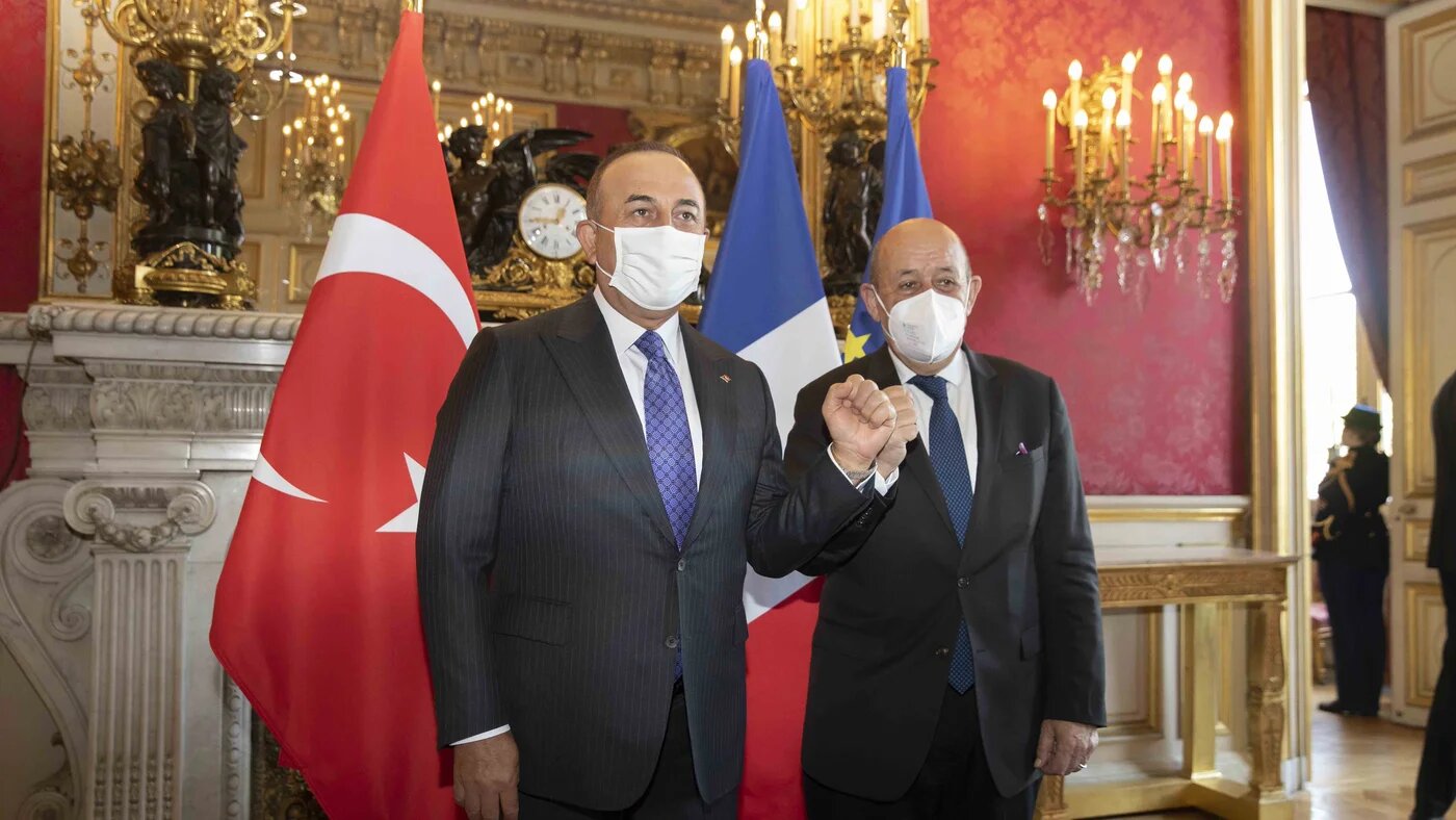 Au-delà des débats sur l’islam, les différends entre Paris et Ankara sont d’ordre géopolitique. Jean-Yves Le Drian et son homologue Mevlüt Çavuşoğlu, en septembre 2018 à Paris (Twitter/@francediplo)