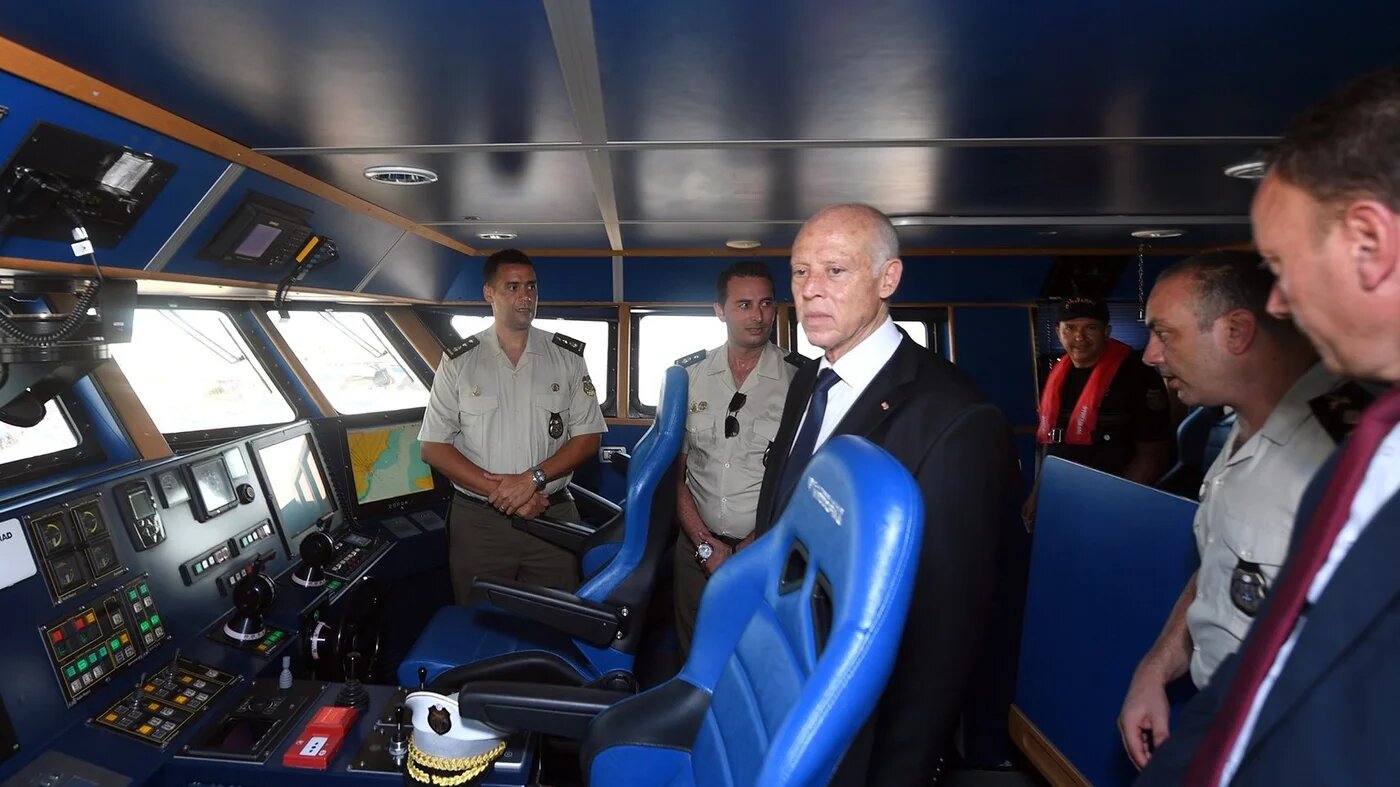 Le chef de l’État a effectué dimanche une visite de travail, consacrée à la lutte contre l’immigration clandestine, dans deux postes de la Garde maritime à Sfax et à Mahdia (centre), les deux principaux points de départs des embarcations clandestines vers l’Italie (Présidence tunisienne)
