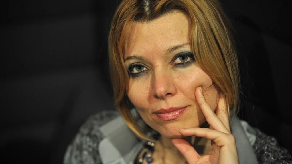 Turkish writer Elif Shafak, author of "Black Milk" poses during the 5th edition of the Women's Forum at the Deauville International Center on October 16, 2009.  (Mychele Daniau / AFP) 