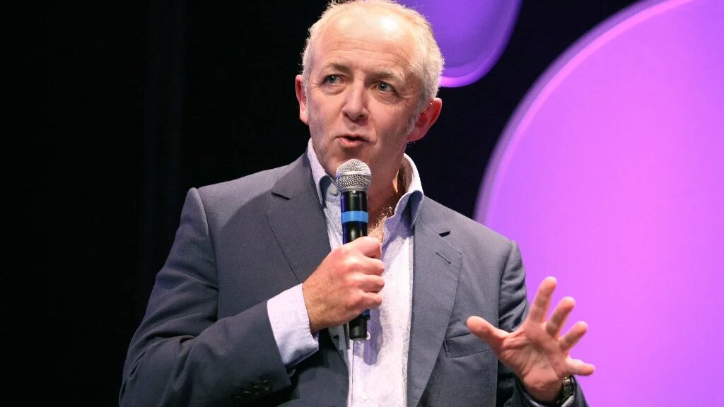 BBC journalist Jeremy Bowen gives a speech in Bayeux, France, at a ceremony honouring war correspondents, on 10 October 2009 (AFP)