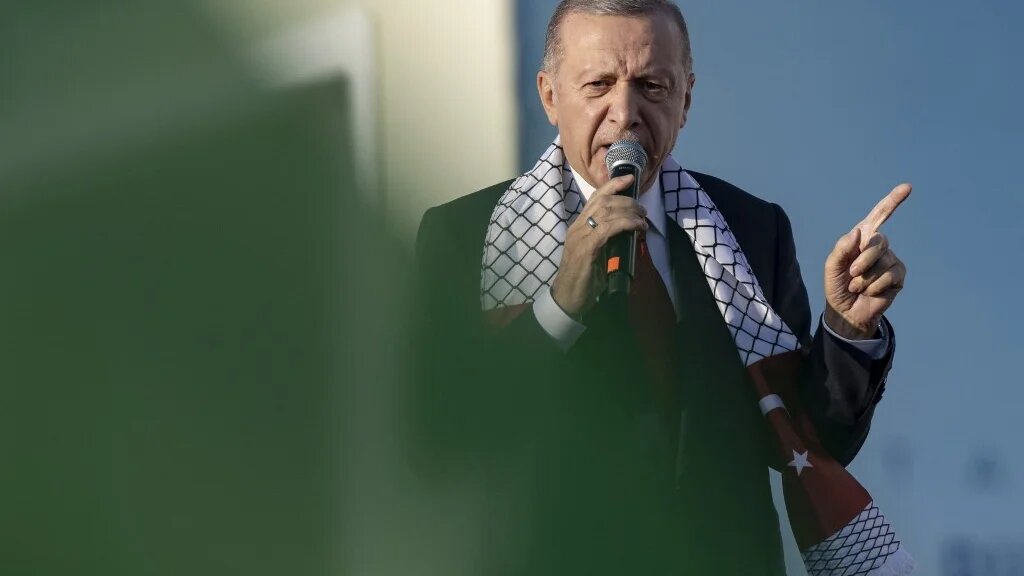 Turkish President Erdogan speaks at a rally organised in solidarity with the Palestinians in Gaza, in Istanbul on 28 October (AFP)