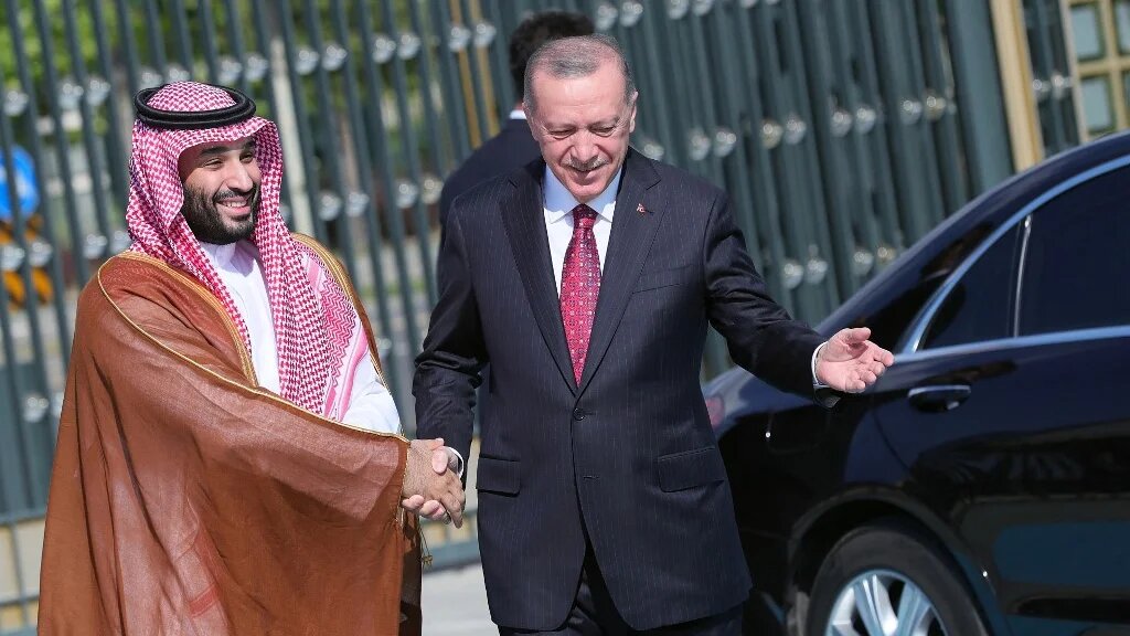 A Handout picture taken and released on June 22, 2022 by Turkish Presidential press office, shows Turkey's President Recep Tayyip Erdogan (R) welcoming Crown Prince of Saudi Arabia Mohammed bin Salman (L) during an official ceremony at the Presidential Complex in Ankara.  (Turkish Presidency / AFP)