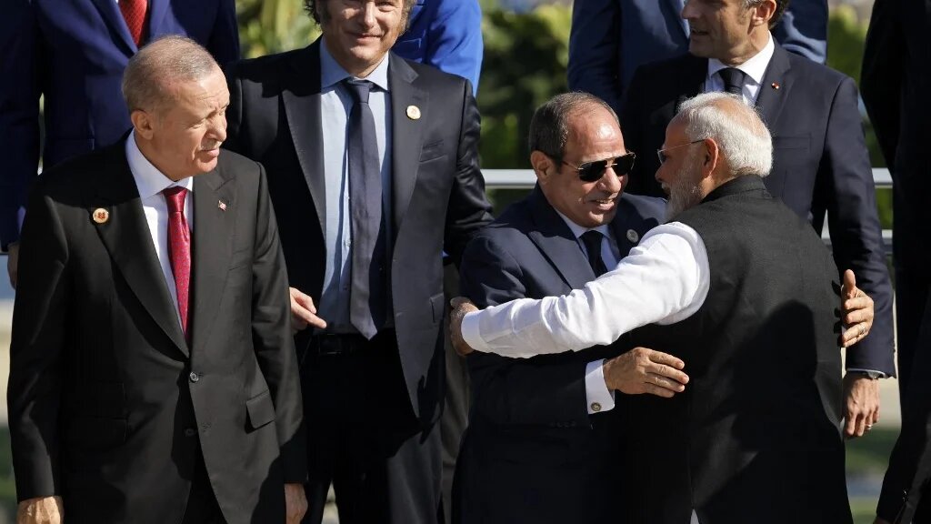 Egypt's President Abdel Fattah el-Sisi (2-L) greets India's Prime Minister Narendra Modi (R) next to Turkey's President Recep Tayyip Erdoğan (L) before the group photo at the end of the first session of the G20 Leaders' Meeting in Rio de Janeiro, Brazil, on November 18, 2024. (Ludovic MARIN / AFP)