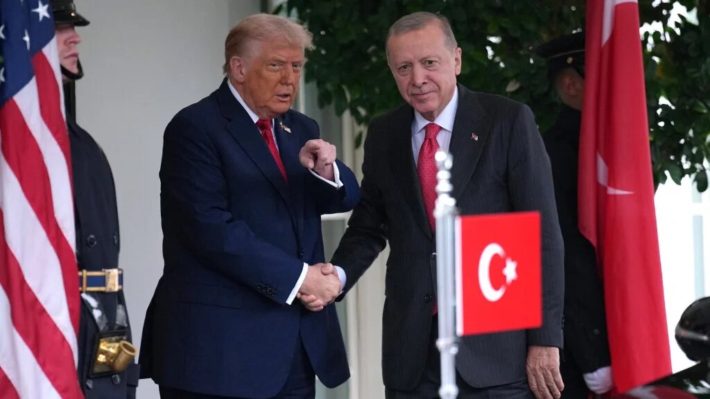 U.S. President Donald Trump (L) greets President of Turkey Recep Tayyip Erdogan outside the West Wing as he arrives at the White House on September 25, 2025 in Washington, DC. (Andrew Harnik/Getty Images/AFP)