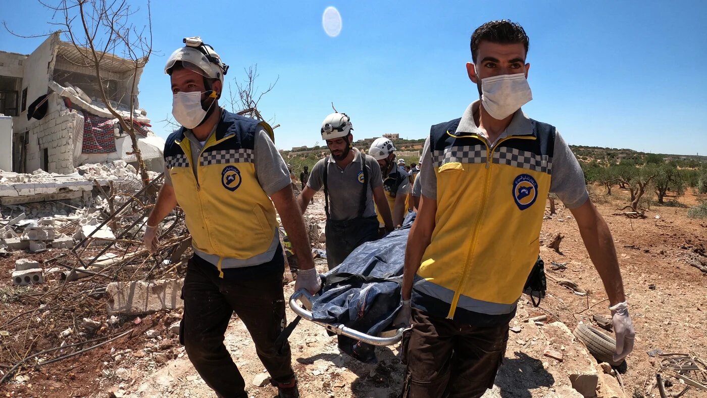Syrian Civil Defence crew carrying a body of a civilian killed in Russian air strikes in the outskirts of Idlib on 5 August 2023 (Twitter/White Helmets)