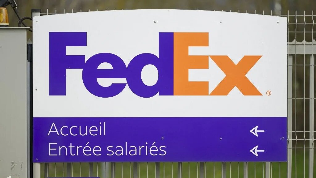 The logo of FedEx Corporation in Ennery, northeastern France, on 24 March 2026 (Jean-Christophe Verhaegen/AFP)