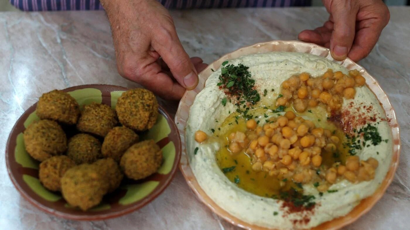 Les falafels et le houmous sont généralement à base de pois chiches (AFP/Ahmed Ghara-bli)