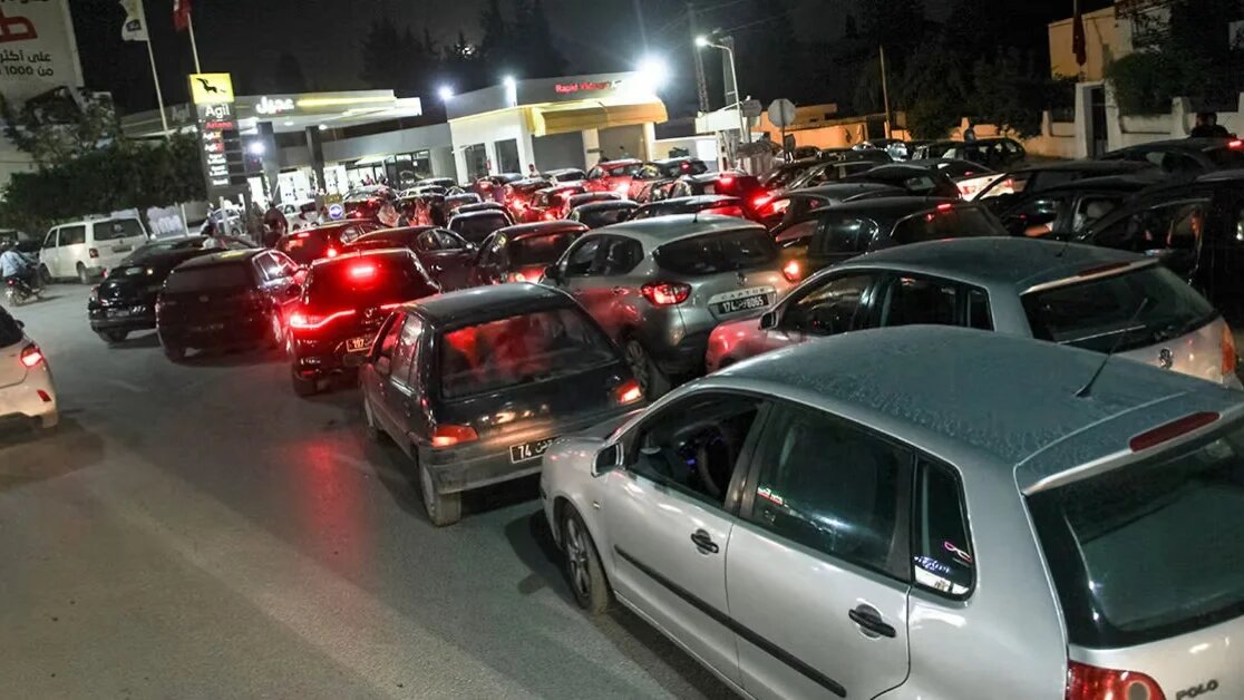 Pour satisfaire tout le monde, certaines stations limitent l’achat de carburant à 30 dinars (environ 9 euros), ce qui ne manque pas de créer des tensions (Twitter)