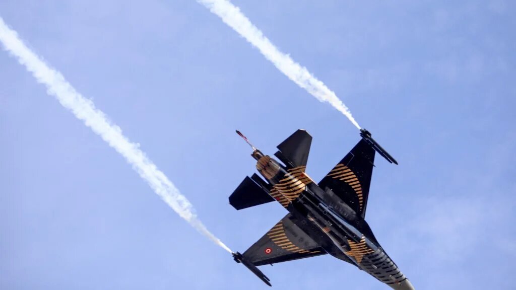 File Photo: A Turkish Air Force F-16 fighter aircraft of the "Solo Turk" solo aerobatics display team performs aerial manuevers during the airshow in Northern Cyprus on November 15, 2021. (Birol Bebek / AFP)