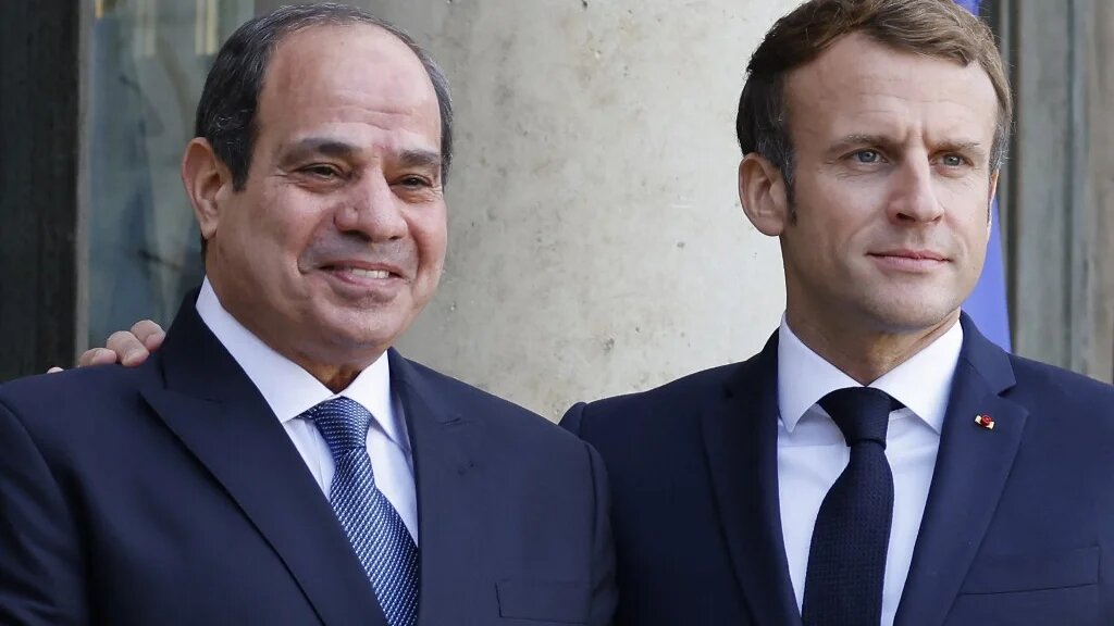 France's President Emmanuel Macron (R) and Egyptian President Abdel Fattah el-Sisi (L) pose prior to a meeting at the Elysee Palace, Paris, 12 November 2021 (AFP)