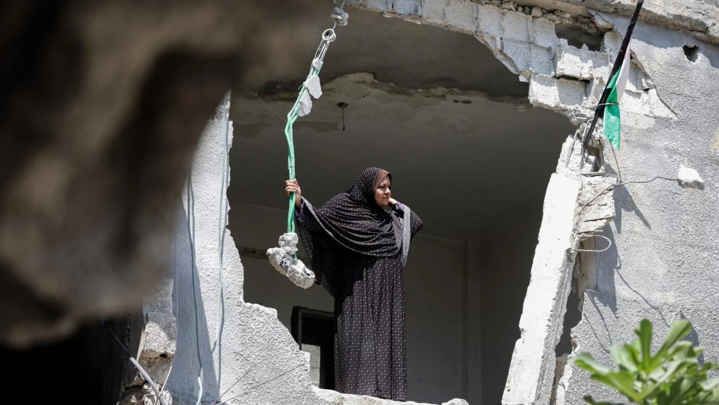 Une femme attend de recevoir des fonds pour reconstruire sa maison, l’une des quelque 18 000 habitations endommagées ou détruites au cours des combats à Gaza en mai 2021 (SOPA Images/Nidal Alwaheidi via Reuters)