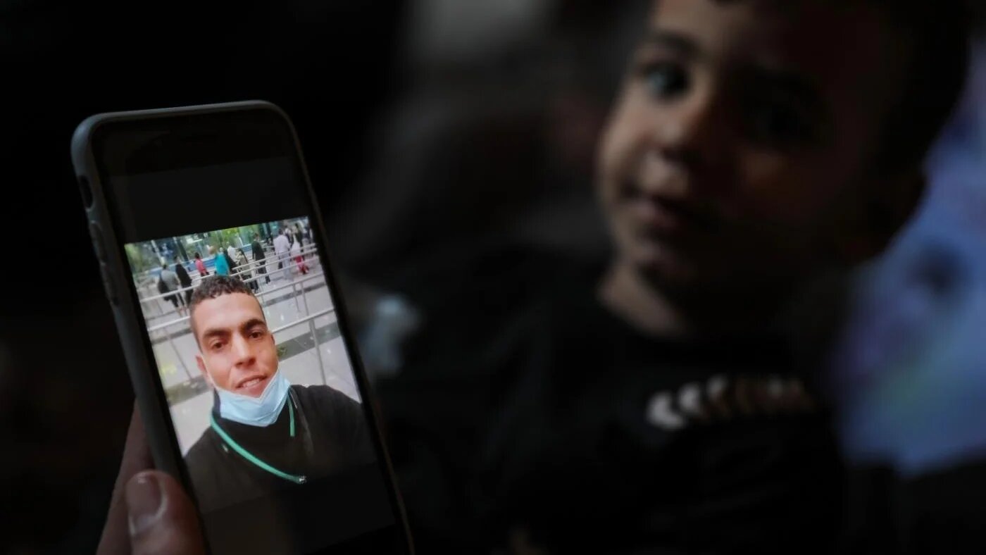 Photo d’un Palestinien qui s’est noyé en Méditerranée en essayant de se rendre en Europe, affichée sur un téléphone à Gaza (MEE/Mohammed al-Hajjar)