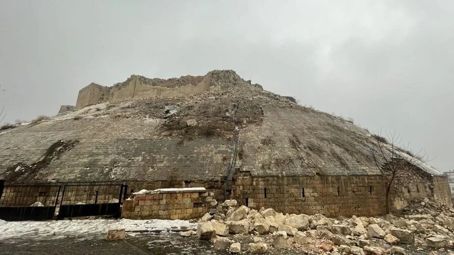 Le château, utilisé par les Romains et les Byzantins, a été fortement endommagé par le tremblement de terre (Daily Sabah/DHA)