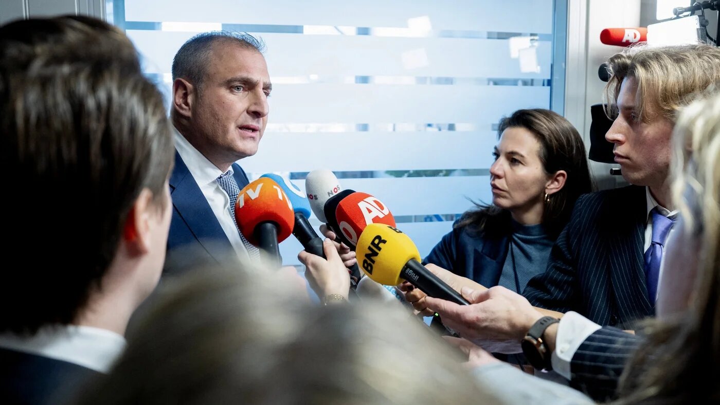 Dutch far-right lawmaker Gidi Markuszower addresses the press in the in The Hague on 20 January 2026 (AFP/Jeroen Jumelet)