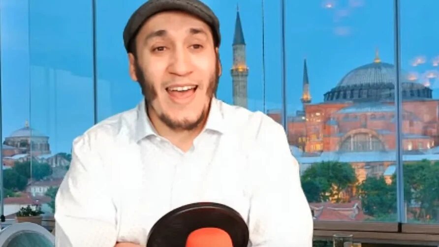 Mohamed Hajib est très présent sur les réseaux sociaux, principalement sur Facebook et sur YouTube, où ses nombreux « live » dans lesquels il jongle avec les faits et les sarcasmes, sans oublier un peu d’humour, sont visionnés par des dizaines de milliers de suiveurs (capture d’écran)