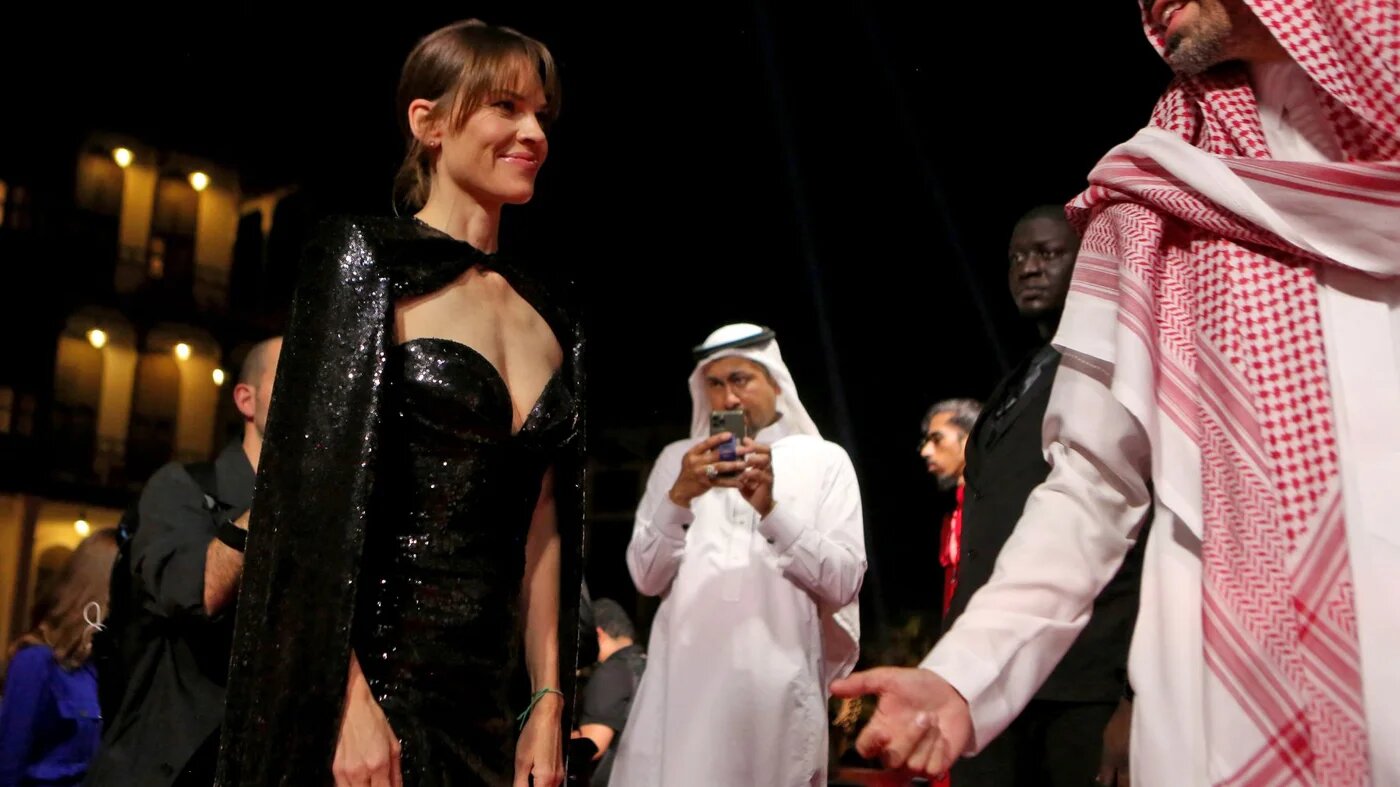 La star hollywoodienne Hillary Swank assiste au Festival du film de la mer Rouge dans la ville saoudienne de Djeddah, en décembre 2021 (AFP/Red Sea Film Festival)