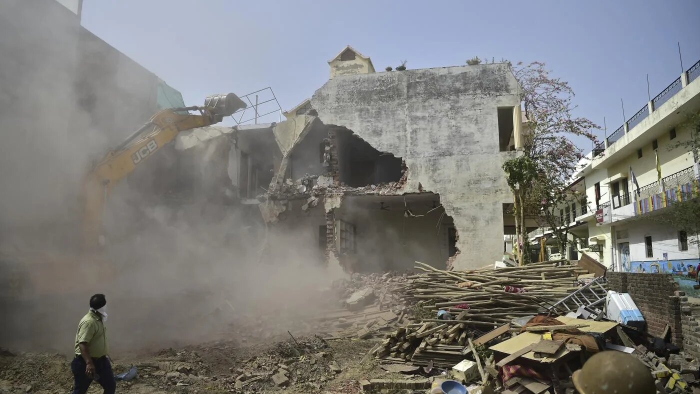 Un bulldozer rase la maison de Javed Mohammad, activiste politique accusé d’incitation aux émeutes à Allahabad, le 12 juin 2022 (AFP)