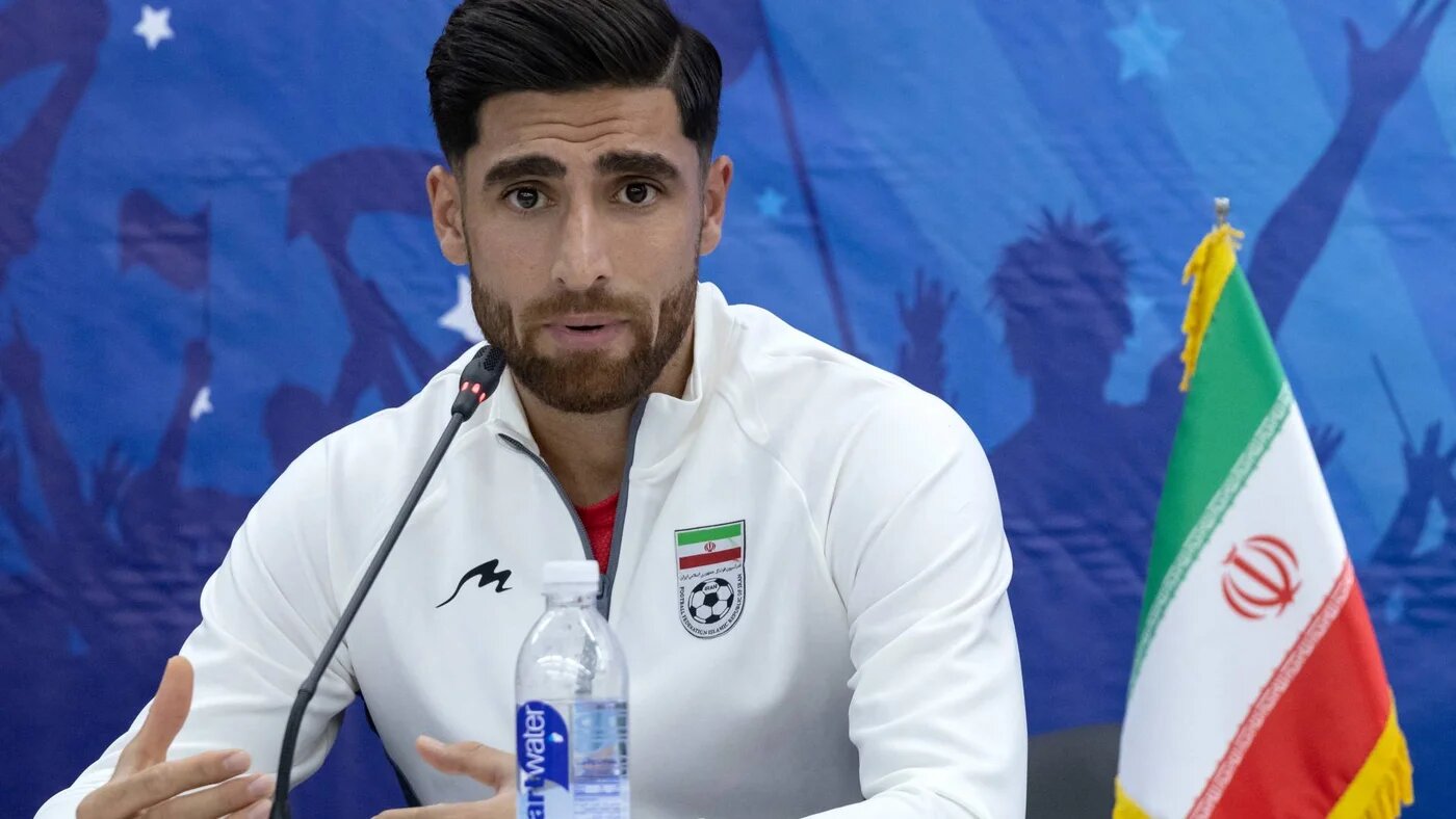 Iran's midfielder Alireza Jahanbakhsh speaks during a press conference in Doha, 17 November 2022 (AFP)
