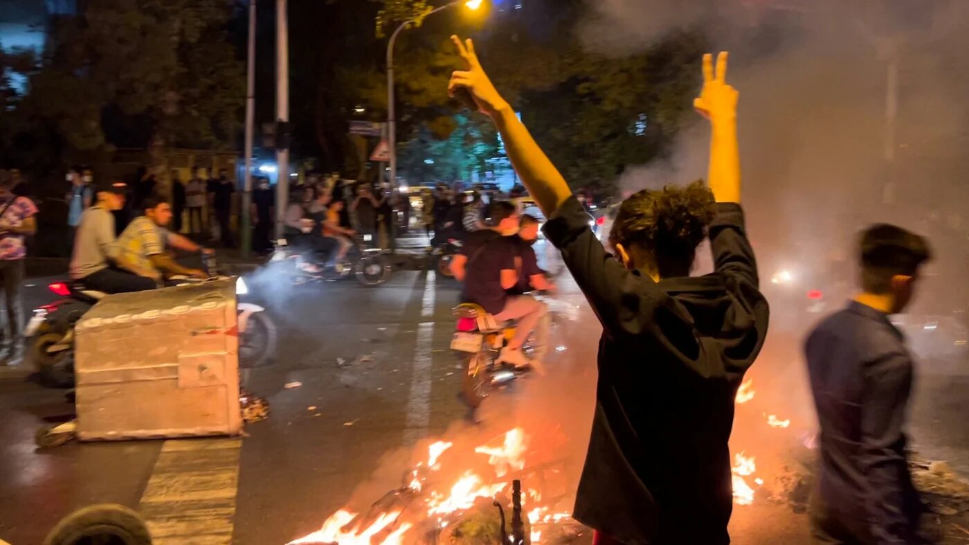 Manifestation faisant suite à la mort de Mahsa Amini, décédée après son arrestation par la « police des mœurs » à Téhéran, le 19 septembre 2022 (Wana via Reuters)